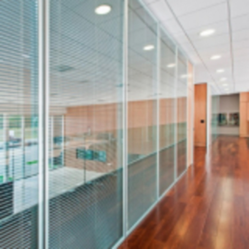 Fábrica de Divisória de Vidro para Ambiente de Escritório Estreito - Divisória de Vidro com Porta de Correr